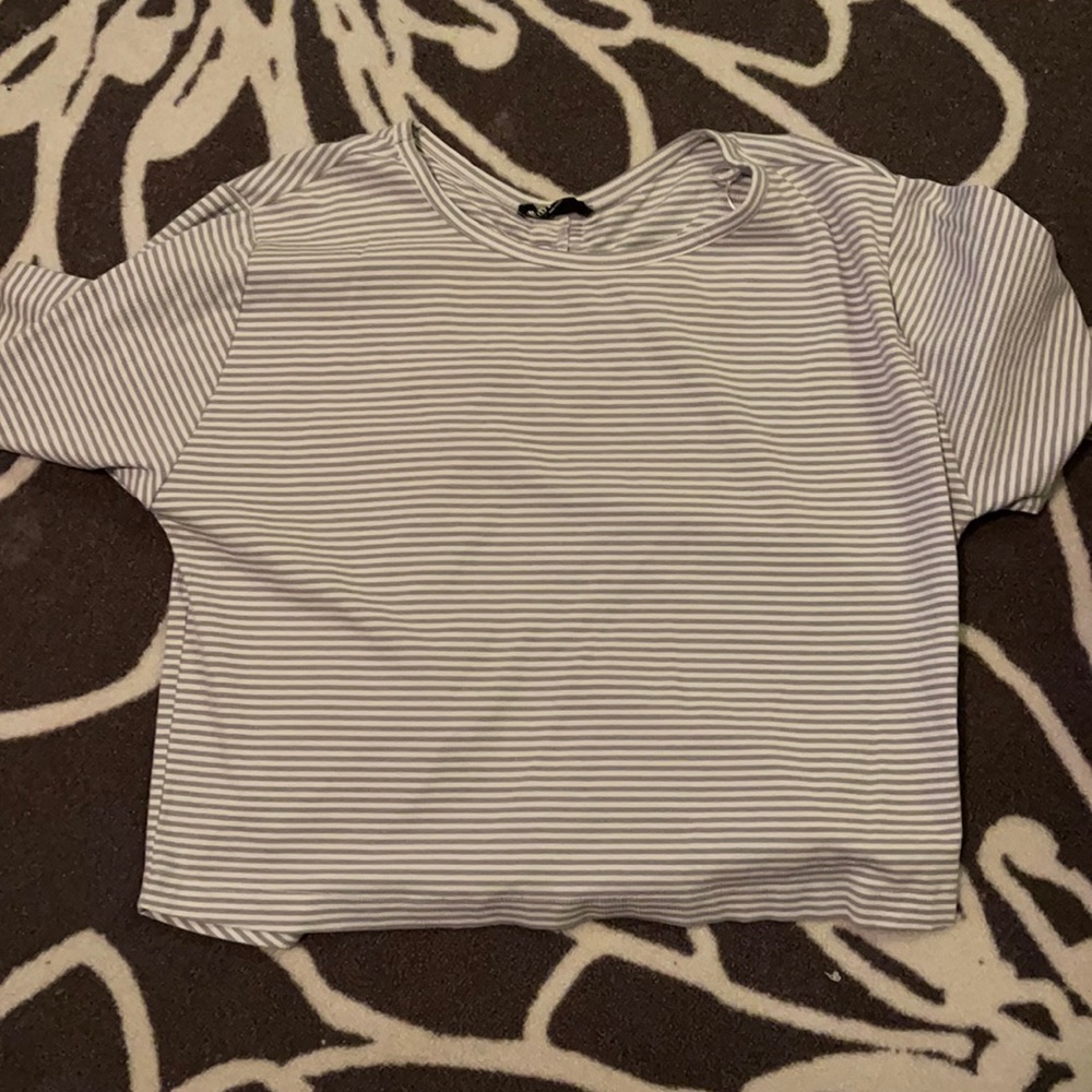 Grey/white crop top